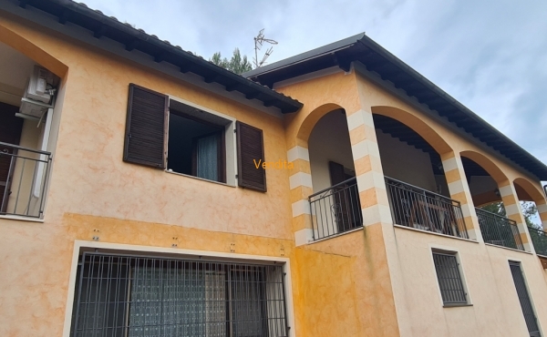 AMPIA VILLA DI RECENTE RISTRUTTURAZIONE 